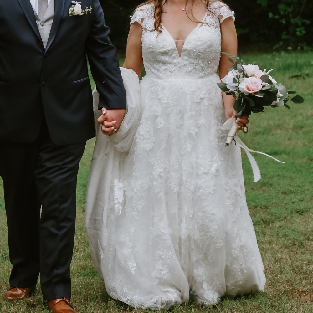 Oleg Cassini Wedding Dress Size TTS 16w in Ivory